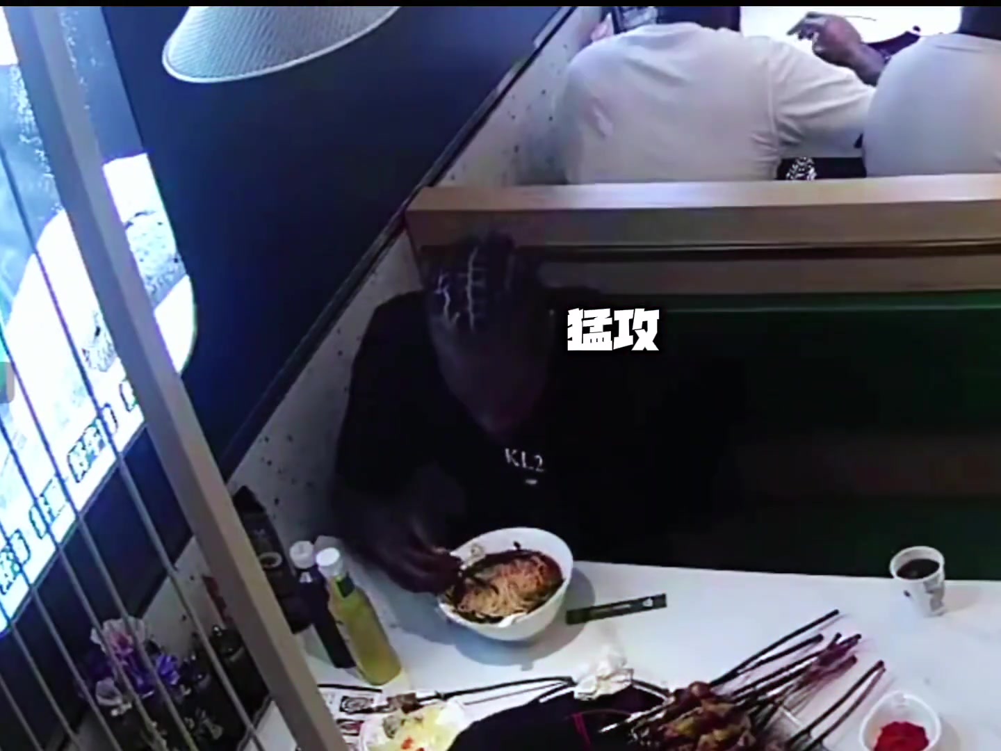 开云平台登录-莱昂纳德中国行光盘行动：店内品尝牛肉面，娴熟驾驭筷子获赞